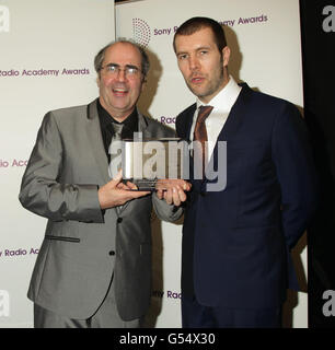 Presentatore Rhod Gilbert (a destra) con Danny Baker, che ha vinto il premio Speech radio Personality of the Year, al Sony radio Academy Awards, presso l'hotel Grosvenor House nel centro di Londra. Foto Stock