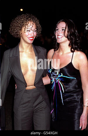 Le attrici di Coronation Street Naomi Russell (a sinistra) e Suranne Jones arrivano alla Royal Albert Hall, a Londra, per i National Television Awards 2000. Naomi indossa una giacca di Alexander McQueen. Foto Stock