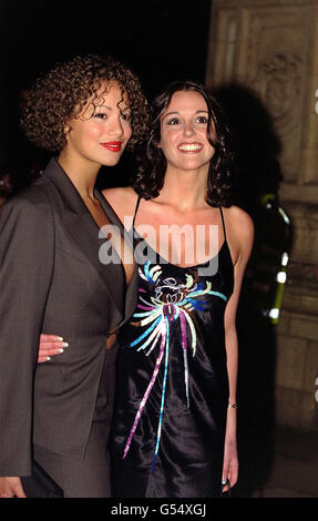 Le attrici di Coronation Street Naomi Russell (a sinistra) e Suranne Jones arrivano alla Royal Albert Hall, a Londra, per i National Television Awards 2000. Naomi indossa una giacca di Alexander McQueen. Foto Stock