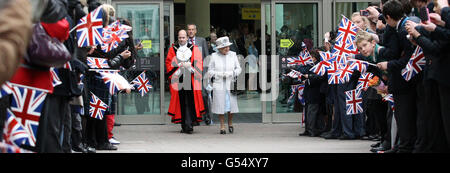 La regina Elisabetta II incontra il pubblico dopo la sua visita al Glades Shopping Centre a Bromley, Londra del sud. Foto Stock