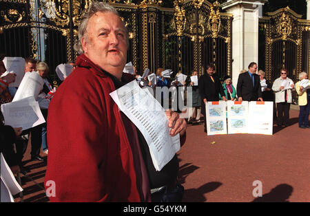 Richard Lamble, un protettrice di Plymouth, che ha tenuto parte di una petizione contenente 41,000 nomi che speravano di presentare alla regina a Buckingham Palace. La petizione richiede una piscina finanziata privatamente e la costruzione di un nuovo molo della città a Plymouth. *... da sovvenzioni e donazioni. I manifestanti si sono recati anche all'ambasciata tedesca che si è offerta di donare denaro al fondo. Foto Stock