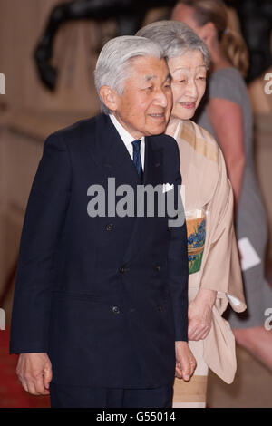 L'Imperatore e l'Imperatrice del Giappone arrivano a un pranzo per il Sovrano Monarca tenuto in onore del Giubileo dei Diamanti della Regina Elisabetta II, al Castello di Windsor, a Windsor, Berkshire. Foto Stock