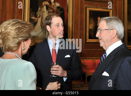 Il Duca di Cambridge parla con Costantino II, re di Hellenes e sua moglie Anne-Marie, durante un ricevimento nella Camera di Waterloo, prima del pranzo giubilare dei suoi sovrani monarchi al Castello di Windsor. Foto Stock