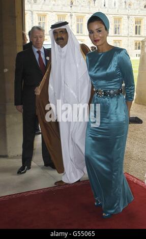 Emir del Qatar Sheikh Hamad bin Khalifa al Thani e Sheika Mozah bint Nasser al-Missned arrivano al Castello di Windsor per il pranzo dei sovrani, ospitato dalla regina Elisabetta II, per commemorare il suo Giubileo dei diamanti. Foto Stock