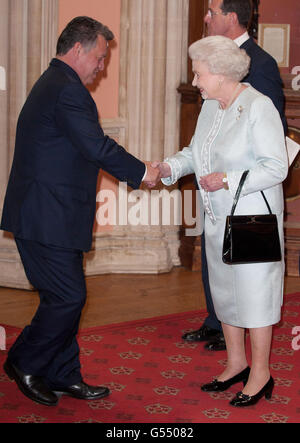 Re del Regno Hashemita di Giordania il re Abdullah II viene accolto dalla regina Elisabetta II a pranzo per il Sovrano Monarca tenuto in onore del Giubileo del Diamante della regina Elisabetta II, al Castello di Windsor, a Windsor, Berkshire. Foto Stock