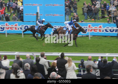 Frankie Dettori festeggia dopo aver cavalcato Estedaama alla vittoria nello Sportingbet Stakes durante la Sportingbet Yorkshire Cup Day all'Ippodromo di York. Foto Stock