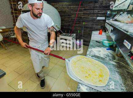 Uomo Barbuto lavorare nel tradizionale pizza italiana ristorante Foto Stock