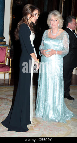 La duchessa di Cornovaglia saluta la regina Rania di Giordania mentre arriva per una cena a Buckingham Palace, Londra, per i sovrani stranieri per commemorare il Giubileo dei Diamanti. Foto Stock