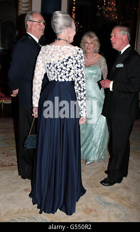 Il Principe del Galles e la Duchessa di Cornovaglia accolgono la Regina Margherita II di Danimarca e il Principe Henrik mentre arrivano per una cena a Buckingham Palace, Londra, per i sovrani stranieri che commemorano il Giubileo dei diamanti. Foto Stock