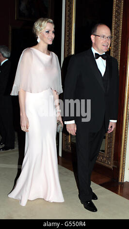 Il Principe Alberto II e la Principessa Charlene di Monaco arriveranno per una cena a Buckingham Palace, Londra, ospitata dal Principe di Galles e dalla Duchessa di Cornovaglia per i sovrani stranieri per commemorare il Giubileo dei Diamanti. Foto Stock
