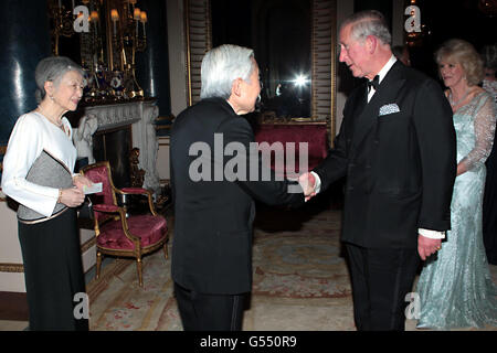 Il Principe di Galles e la Duchessa di Cornovaglia salutano l'Imperatore Akihito e l'Imperatrice Michiko del Giappone mentre arrivano per una cena a Buckingham Palace, Londra, per i sovrani stranieri per commemorare il Giubileo dei Diamanti. Foto Stock