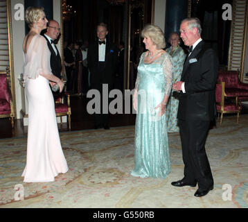 Il Principe di Galles e la Duchessa di Cornovaglia accolgono il Principe Alberto II e la Principessa Charlene di Monaco, mentre arrivano per una cena a Buckingham Palace, Londra, per i sovrani stranieri che commemorano il Giubileo dei Diamanti. Foto Stock