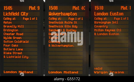 Treno schede di destinazione nella nuova via stazione ferroviaria, Birmingham, Inghilterra, Regno Unito, Europa occidentale. Foto Stock