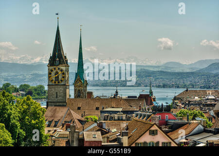 Giugno 2016, acquisizione urbani di Zurigo, focus sul lago di Zurigo e delle chiese Frauenmünster e San Pietro, HDR-tecnica Foto Stock