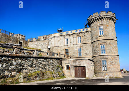 Il vecchio forte sulla vetta del Monte Aigual, casa di uno dei più importanti centri in Francia meteo. Foto Stock