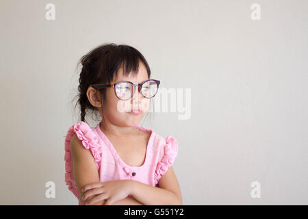 Ragazza asiatica kid è noioso qualcosa Foto Stock