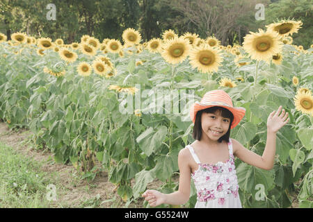 Bellissima bambina e il girasole - Vintage effetto di filtro Foto Stock