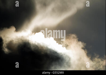 Grigio cielo drammatico e formazioni di nubi Foto Stock