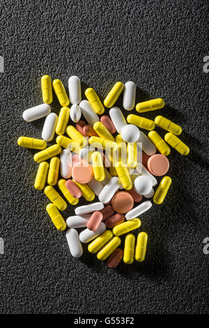Pila di diverse pillole colorate Foto Stock
