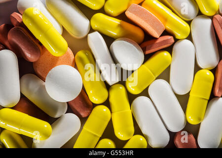 Pila di diverse pillole colorate Foto Stock