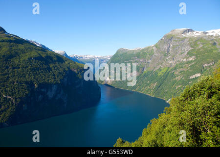 Panorama del paesaggio norvegese con grande fiume tra le rocce con cielo blu chiaro, ghiacciai in background, Foto Stock