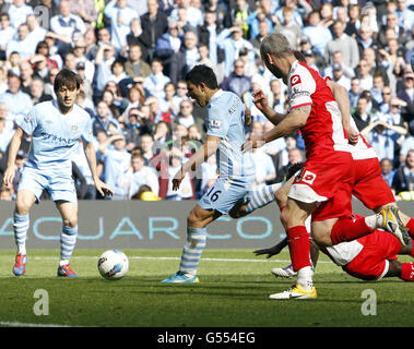 Sergio Aguero di Manchester City segna il terzo gol durante la partita Barclays Premier League all'Etihad Stadium di Manchester. Foto Stock