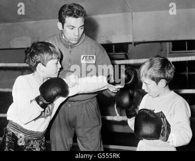 Wayne Winstone di undici anni ha mostrato come lanciare un gancio sinistro da suo padre Howard Winstone, il campione britannico di peso piuma. Il figlio più giovane di Howard, Roy, che agisce come partner di scintilla. Foto Stock