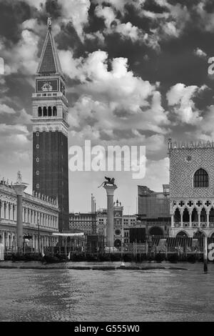 Il Campanile di San Marco, la Piazzetta di San Marco e il Palazzo Ducale dal Bacino di San Marco, Venezia, Italia Foto Stock