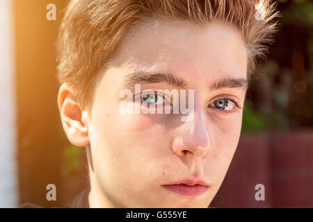 Close up ritratto di un ragazzo adolescente Foto Stock