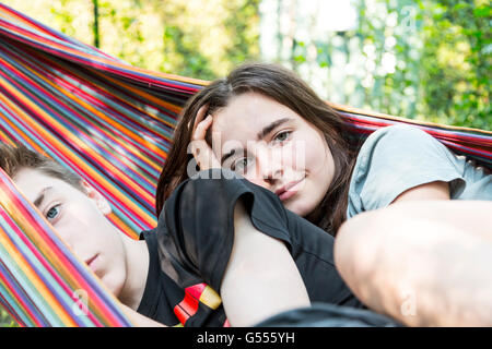 In prossimità dei due fratelli che stabilisce in un amaca Foto Stock