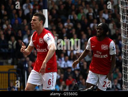 Calcio - Barclays Premier League - West Bromwich Albion / Arsenal - The Hawthorns. Laurent Koscielny di Arsenal (a sinistra) festeggia il terzo gol del gioco con il compagno di squadra Yao Gervinho (a destra) Foto Stock