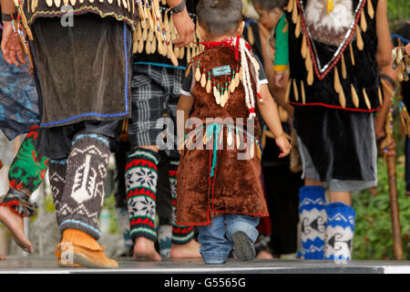 Più in anticipo le Prime Nazioni ballerini eseguono a Days-Victoria aborigena, British Columbia, Canada. Foto Stock