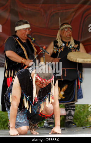 Più in anticipo le Prime Nazioni ballerini eseguono a Days-Victoria aborigena, British Columbia, Canada. Foto Stock