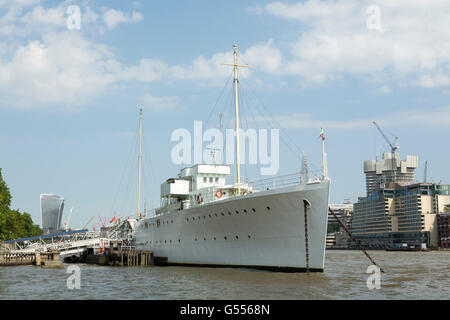 HQS Wellington ormeggiata sulla riva nord del fiume Tamigi a Londra. Sede dell'Onorevole Compagnia di Master Mariners Foto Stock