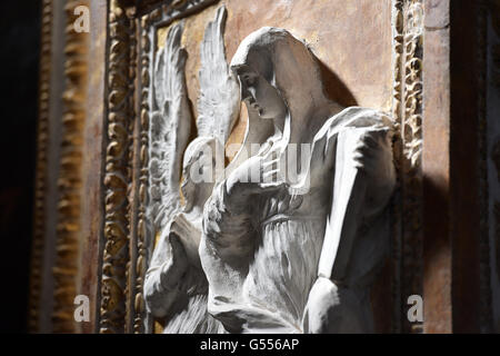 Statue e sculture raffiguranti nun e angelo alato in Benozzi cappella dedicata a San Antonio Abate, egiziano Eremit Monaco Foto Stock