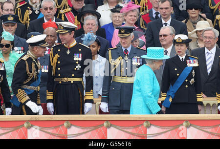 La regina Elisabetta II sorride mentre cammina oltre la principessa reale mentre il duca di Edimburgo (a sinistra) saluta il vice ammiraglio Sir Timothy Laurence durante la parata delle forze armate e Muster al castello di Windsor, Berkshire. Foto Stock