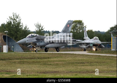 Lask, Polonia. 26 Settembre, 2015. F16 jet fighters di Polish Air Force ©Marcin Rozpedowski/Alamy Stock Photo Foto Stock