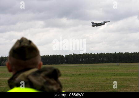 Lask, Polonia. 26 Settembre, 2015. F16 jet da combattimento di Polish Air Force ©Marcin Rozpedowski/Alamy Stock Photo Foto Stock
