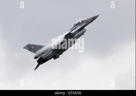 Lask, Polonia. 26 Settembre, 2015. F16 jet da combattimento di Polish Air Force ©Marcin Rozpedowski/Alamy Stock Photo Foto Stock