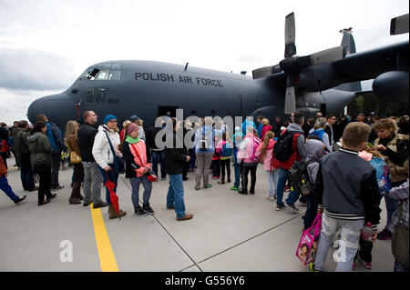 Lask, Polonia. 26 Settembre, 2015. C-130 Hercules di Polish Air Force ©Marcin Rozpedowski/Alamy Stock Photo Foto Stock