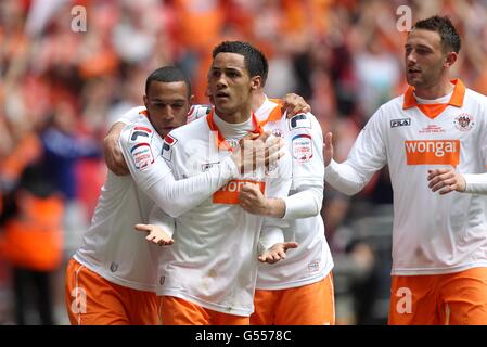 Calcio - Npower Football League Championship - Gioca fuori - finale - Blackpool / West Ham United - Wembley Stadium. Thomas Ince (centro) di Blackpool celebra il suo primo obiettivo con i compagni di squadra Foto Stock