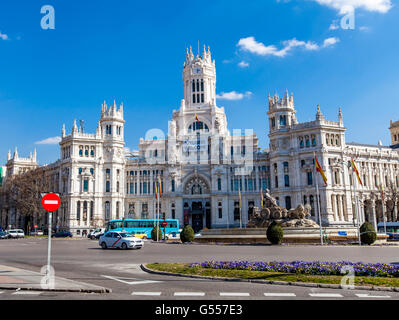 MADRID, Spagna - 16 Marzo 2016: le persone non identificate in Plaza de Cibeles. Questa piazza con un neo-classico complesso di marmo s Foto Stock