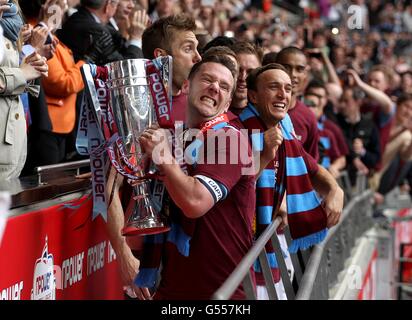 Calcio - Npower Football League Championship - Gioca fuori - finale - Blackpool / West Ham United - Wembley Stadium. Kevin Nolan di West Ham United festeggia con il Trofeo del Campionato Play-Off Foto Stock