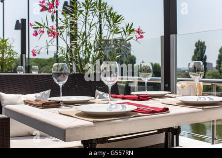 Tabella decorate all'aperto in estate Foto Stock