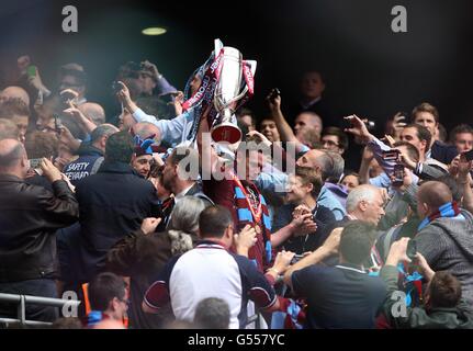 Calcio - Npower Football League Championship - Gioca fuori - finale - Blackpool / West Ham United - Wembley Stadium. Kevin Nolan di West Ham United festeggia con il Campionato Play-Off Trophy in piedi con la folla Foto Stock