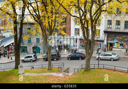 I negozi e i visitatori sulla ripida strada che collega la parte superiore e inferiore della città vecchia di Quebec City, Cote de la Montagne, Quebec City, Quebec, Foto Stock