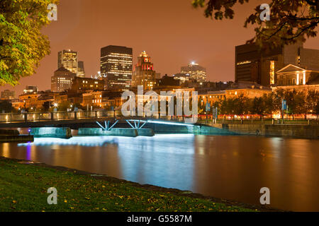 Porto antico, Montreal, Quebec, Canada: edifici per uffici, Bacino di Bonsecours accanto al fiume San Lorenzo, notte, Ottobre Foto Stock