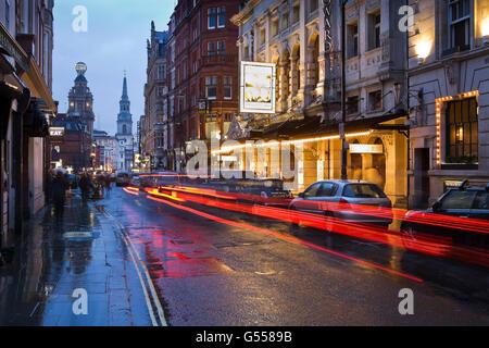 Londra, Inghilterra, St. Martin's Lane al crepuscolo, Noel Coward Theatre, il Duca di York Theatre, Colosseo, San Martin-in-the-Fields Church Foto Stock