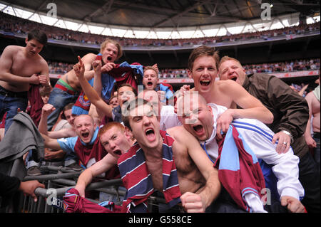 Calcio - campionato della lega di calcio di npower - Gioca fuori - finale - Blackpool v West Ham United - Stadio di Wembley. I fan di West Ham United festeggiano negli stand Foto Stock