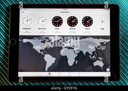 Una mappa e gli orologi che mostra il tempo in tutto il mondo. Visto su un iPad aria. Stati Uniti d'America. Foto Stock